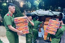 Gấp rút vận chuyển hàng hóa, phát lương thực cho người dân vùng lũ, bị cô lập