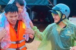 Bộ đội Biên phòng Đắk Lắk hỗ trợ sản phụ và hơn 1 nghìn người dân di dời khỏi vùng ngập lụt