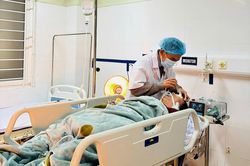 2 người nguy kịch do ngộ độc khí CO khi sưởi than