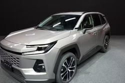 Toyota kéo dài vòng đời các dòng xe chủ lực lên 9 năm