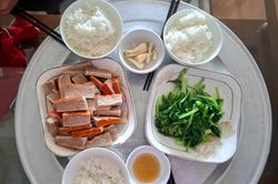 Mâm cơm lèo tèo rau xanh vì giá đắt đỏ