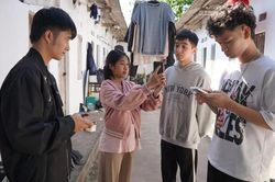 Cảnh báo chiêu trò mượn điện thoại để cài app vay tiền online
