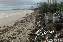 Lũ rút dần, biển Nha Trang hoang tàn sau mưa ngập lịch sử