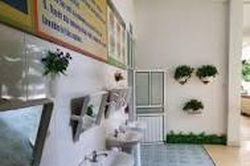 Nhìn từ nhà vệ sinh trường học