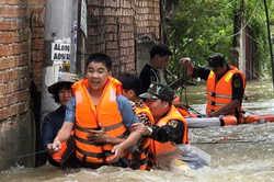 Tình quân dân trong dòng lũ dữ