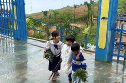 Những món quà đầy cảm động của học trò vùng cao dâng lên thầy cô giáo