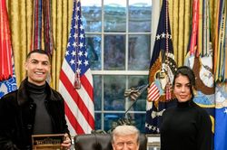 Ronaldo gây 'bão mạng' khi xuất hiện bên Tổng thống Trump