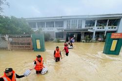 Gia Lai: Quân đội, công an dầm mình tiếp tế lương thực, quyết không để người dân thiếu đói giữa lũ dữ