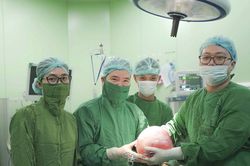 Ca mổ đặc biệt 'giải cứu' người bệnh mang khối u bụng 6 kg tại Bệnh viện Đa khoa Thành phố Vinh