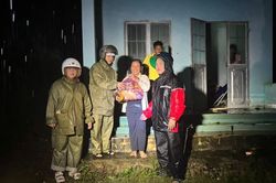 Hội Phụ nữ xã Tây Ninh Hòa vận động quà cứu trợ người dân bị ảnh hưởng bởi mưa lụt