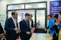 Phường Phú Thượng trao hợp đồng vay vốn giúp hộ nghèo cải thiện đời sống