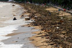 Biển Nha Trang tàn tạ sau lũ lịch sử nhìn từ flycam