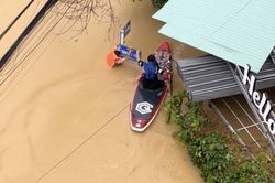 Khoảnh khắc người đàn ông liều mình chèo sup cứu người giữa lũ