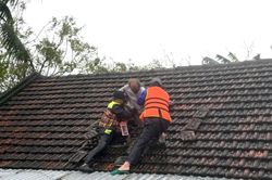 Chính quyền địa phương cùng các lực lượng căng mình sơ tán dân và cứu nạn