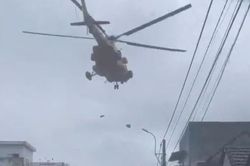 CLIP: Trực thăng thả nhu yếu phẩm, tiếp tế cho người dân bị cô lập