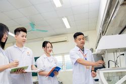 Lo ngại '15 điểm đỗ bác sĩ': Những 'chốt chặn' nào kiểm soát chất lượng đào tạo ngành y?