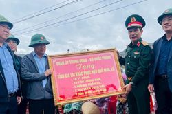 Đại tướng Phan Văn Giang thăm, tặng quà người dân vùng lũ Gia Lai