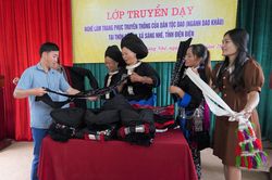 Gìn giữ bản sắc dân tộc từ sắc phục truyền thống