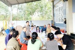 Nhân dân Long Hà đồng thuận hiến đất làm đường