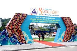 Học sinh Lào Cai thích thú trải nghiệm không gian văn hóa sông Hồng