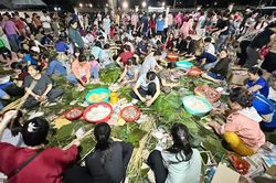 Hàng trăm người dân Đồng Nai xuyên đêm gói bánh cứu trợ đồng bào vùng lũ