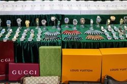 Hong Kong thu giữ hàng giả Gucci, Hermes trị giá 65 triệu HKD