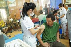 Làm gì để ngăn nguy cơ tử vong từ những mầm bệnh vùng lũ?