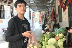 Giá rau tăng vọt, sinh viên phải 'thắt chặt' bữa ăn