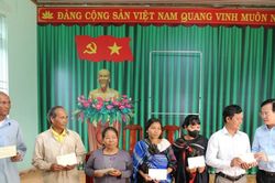 Chủ tịch UBND tỉnh Lâm Đồng động viên người dân, doanh nghiệp thiệt hại do mưa lũ tại xã Đam Rông 4