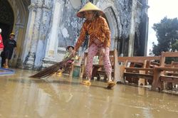 Người dân Đắk Lắk dọn dẹp, gượng dậy sau mưa lũ lịch sử