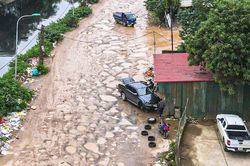 Kỳ dị 600m đường giữa Hà Nội nát tươm như ruộng, chằng chịt ổ voi, ổ gà