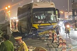 Hà Nội: Ô tô khách mất lái tông vào xe máy trên cầu Thanh Trì, 2 người tử vong