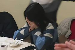 Họp lớp và 'góc khuất' gây đỏ mặt: Trò vui vô hại hay cú tát vào hôn nhân?