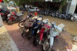 Cảnh 'vỡ trận' chưa từng thấy ở các tiệm sửa xe Nha Trang sau lũ lụt