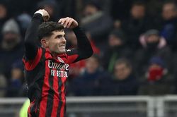 Thắng kịch tính Inter, AC Milan vươn lên thứ 2 tại Serie A