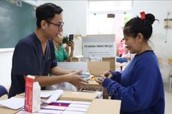 10.000 túi thuốc, hàng chục y bác sĩ thành phố Hồ Chí Minh đã đến với người dân vùng lũ tỉnh Khánh Hòa