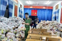 Xuyên đêm hỗ trợ bốc dỡ, vận chuyển hàng cứu trợ đến người dân vùng chịu thiệt hại mưa lũ