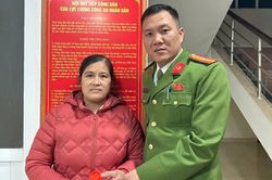 Phát hiện hộp trang sức trong túi áo khoác gửi tặng người dân vùng lũ