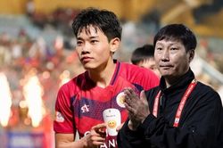 HLV Kim Sang-sik: 17 thắng/22 trận, cú đúp khu vực