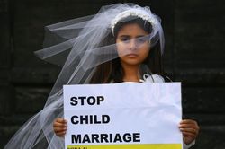 Nỗi đau của những cô dâu tuổi 14