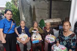 Trường THPT Ngô Gia Tự ( phường Bắc Cam Ranh) vận động hơn 230 triệu đồng ủng hộ các địa phương bị ảnh hưởng do mưa lũ