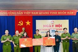 Công an phường Ô Chợ Dừa trao tặng thuốc, lan tỏa yêu thương về miền Trung
