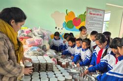 Quảng Ngãi: Giáo viên và học sinh chế biến thực phẩm hỗ trợ đồng bào vùng lũ