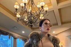 Lệ Quyên U50 gây sốt với outfit bó sát khoe đường cong