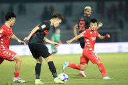 Ninh Bình lập kỷ lục khiến cả châu Á phải ngước nhìn; Thẻ đỏ lố bịch ở trận MU vs Everton