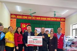 Hội Chữ thập đỏ Thành phố Hà Nội trao 1.000 suất quà cho người dân Tương Dương