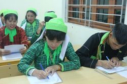 Ánh sáng từ lớp học buổi tối