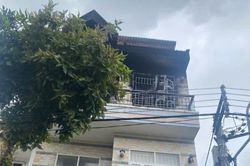 Đang dọn bùn đất sau mưa lũ thì cháy nhà