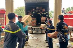 Cảnh sát PCCC-CNCH Công an TPHCM - bước chân không mệt mỏi trong hành trình tiếp sức người dân vùng lũ