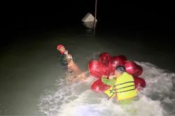 Đi bắt ốc lúc thủy triều dâng, 2 phụ nữ ôm cọc tre lênh đênh trên biển suốt đêm